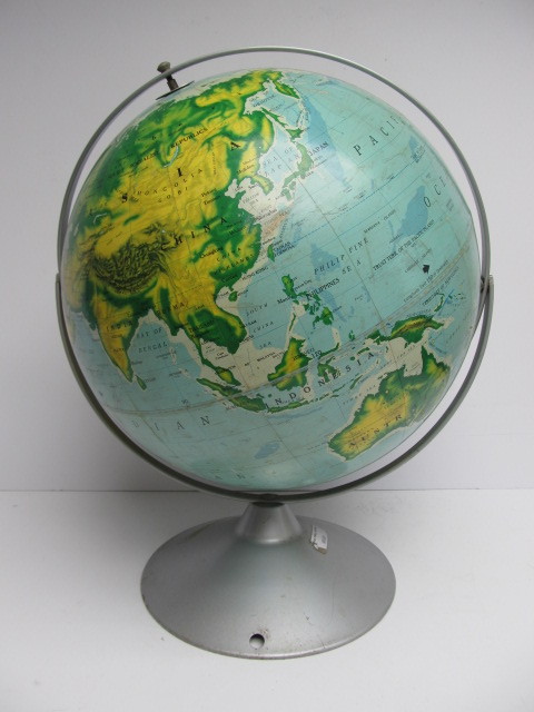 lot 119 image: Large Vintage 16 World Globe