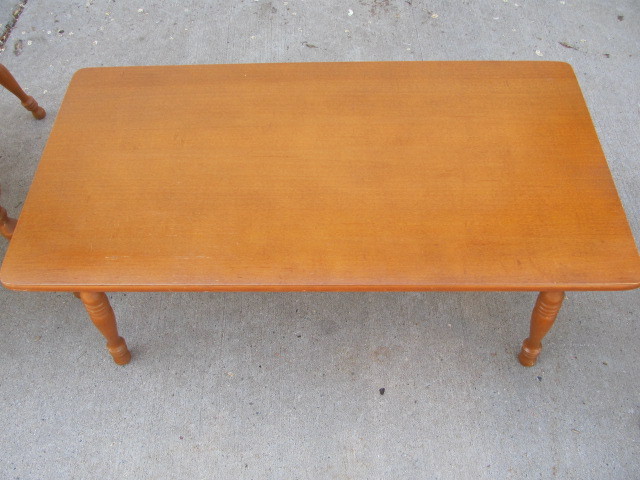 lot 128 image: Nice Matching Vintage Solid Maple End Table & Coffee Table Set