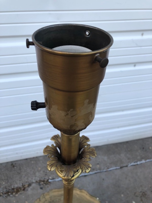lot 166 image: Vintage Hollywood Regency Gold Floor Lamp wTable