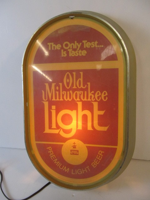 lot 189 image: Vintage OLD MILWAUKEE LIGHT Advertising Lighted Beer Sign