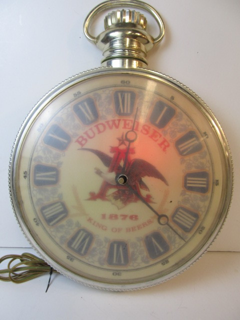 lot 190 image: Vintage BUDWEISER Lighter Beer Sign Clock