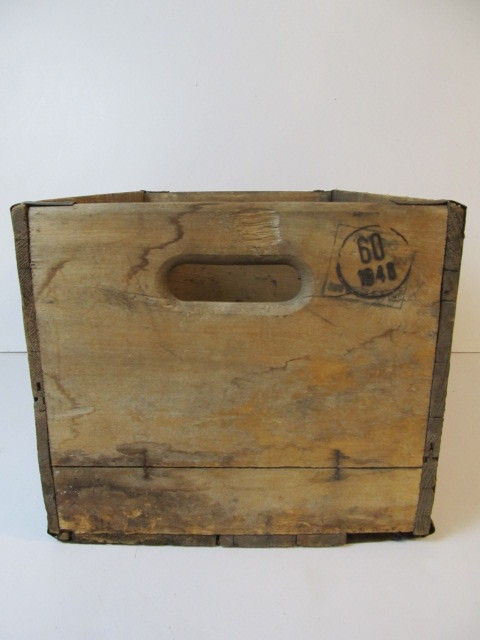 lot 203 image: Vintage 1940s TWO RIVERS Advertising Bottle Crate