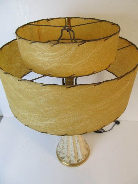 lot 223 image: NICE Mid Century Atomic Style Table Lamp w 2-Tier Fiberglass Shade