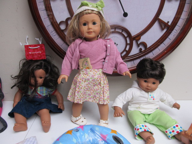 lot 8 image: 3 American Girl Dolls wTONS of Original Complete Outfits
