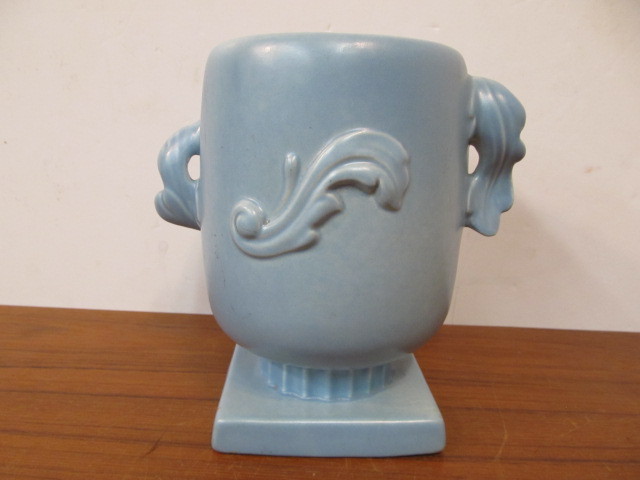 lot 240 image: Vintage Mid Century RED WING Art Pottery No 1107 Blue Planter