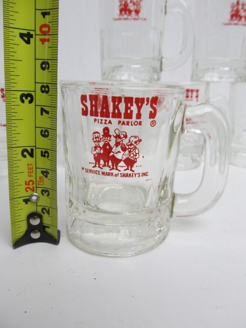 lot 250 image: Lot of Vintage SHAKEYS PIZZA Glass Mugs