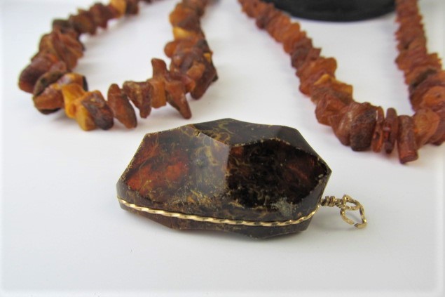 lot 282 image: Vintage Natural Baltic Honey Amber Necklaces & Pendant