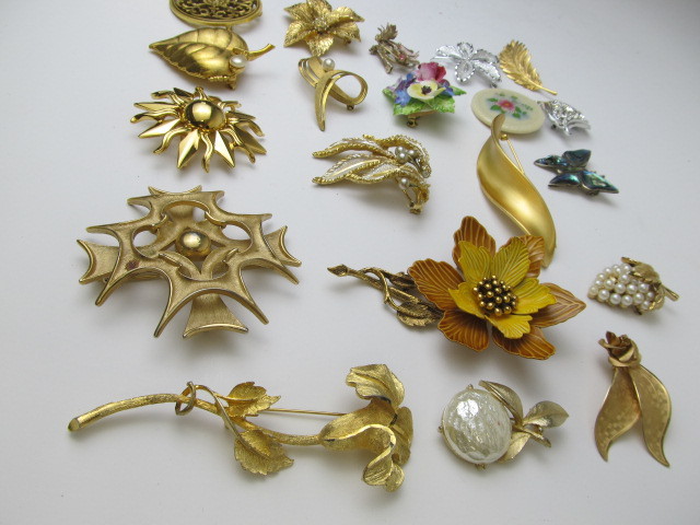 lot 286 image: Group of Vintage Costume Jewelry Brooches Including Trifari