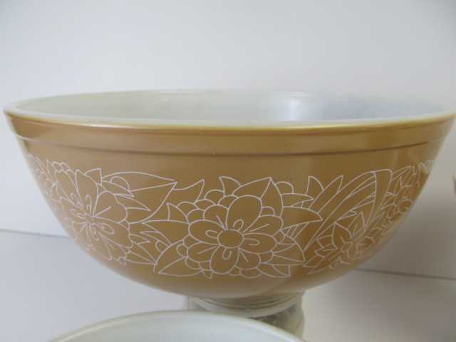 lot 289 image: Vintage PYREX Mixing Bowls