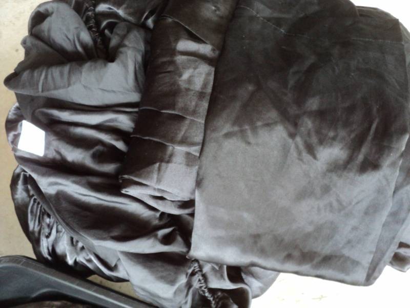 lot 11 image: Black King Size Set of Sheets miss...