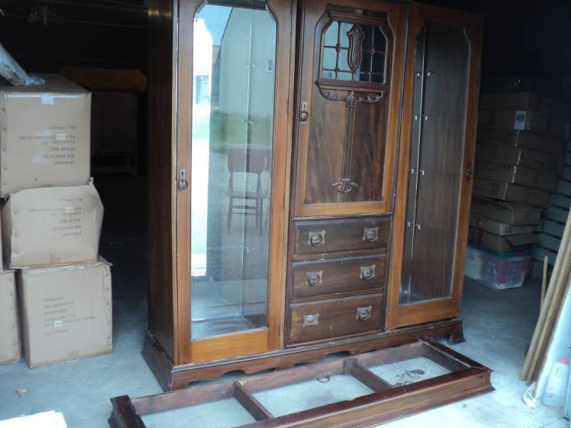 lot 29 image: 5 Piece Vintage Hutch Cabinet with ...