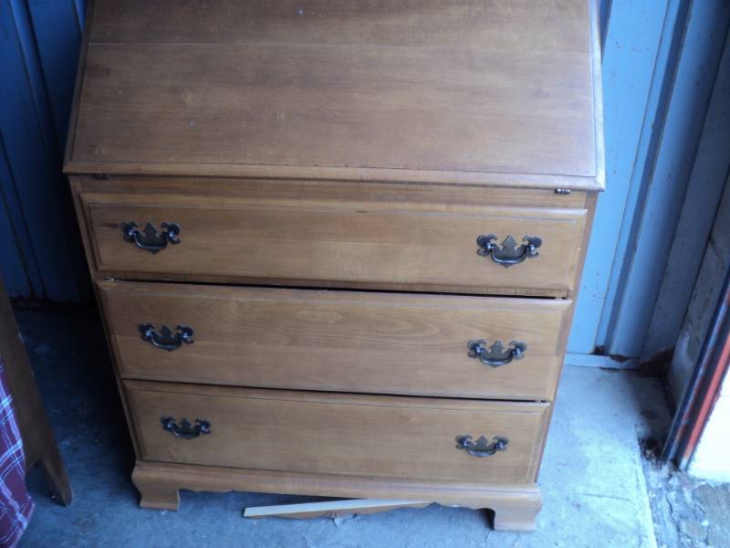 lot 82 image: 3 Drawer Desk bottom piece needs g...