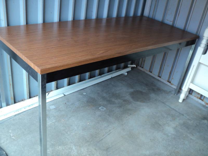 lot 86 image: Metal TableDesk 70 x 28 x 30...