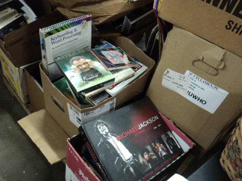 lot 115 image: Pallet of Books...