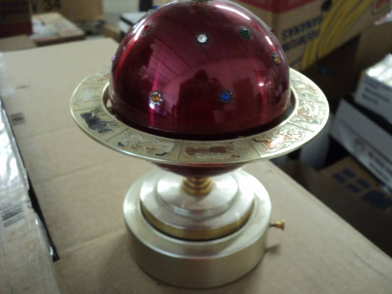 lot 136 image: Musical Cigarette Globe from Las Ve...
