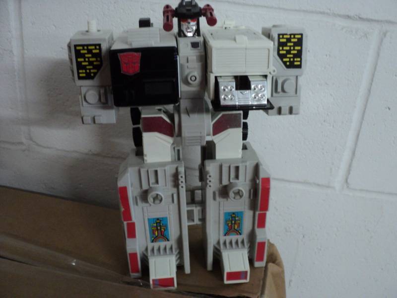lot 137 image: Robot...