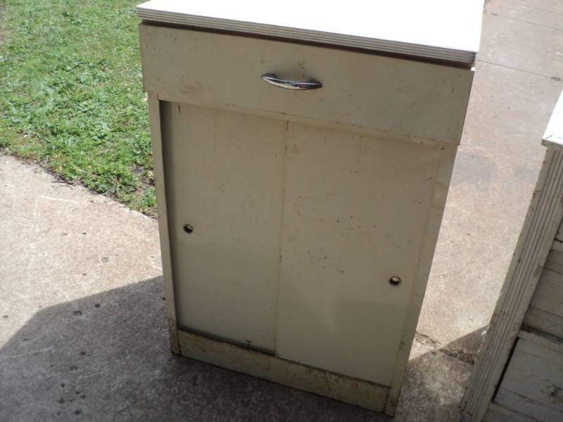 lot 211 image: Metal Storage Cabinet 24 x 20 x 36...