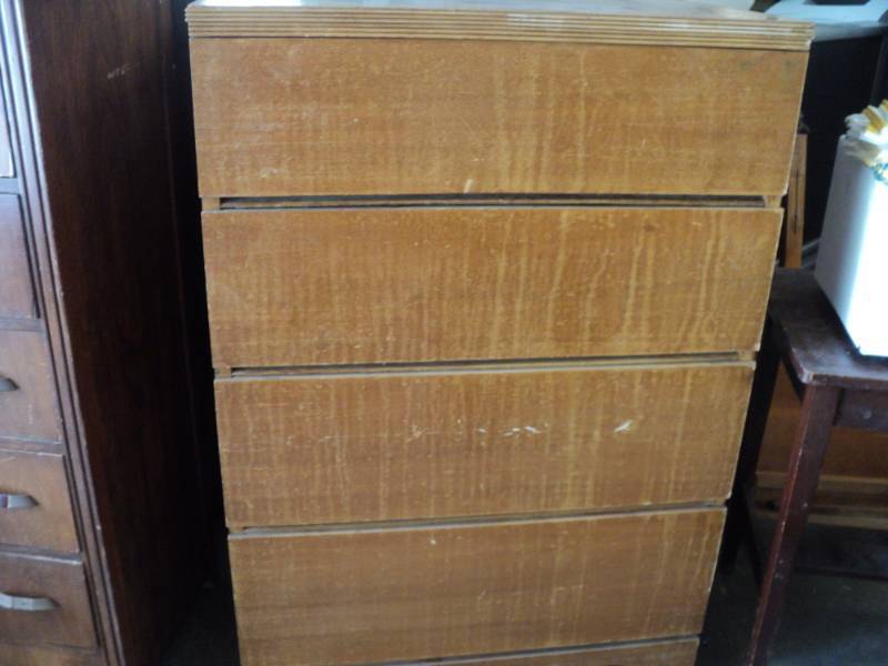 lot 214 image: 4 Drawer Wood Chest 34 x 19 x 50...