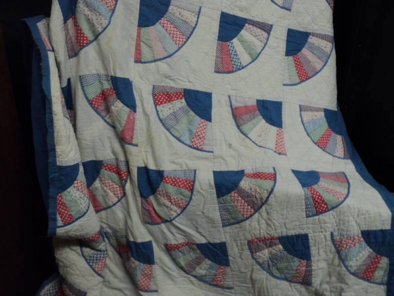 lot 250 image: Hand Stitched Quilt 60 x 78...