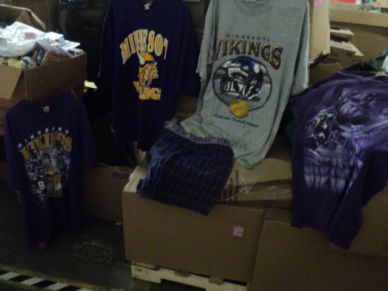 lot 268 image: 5 Vikings Clothing size L...