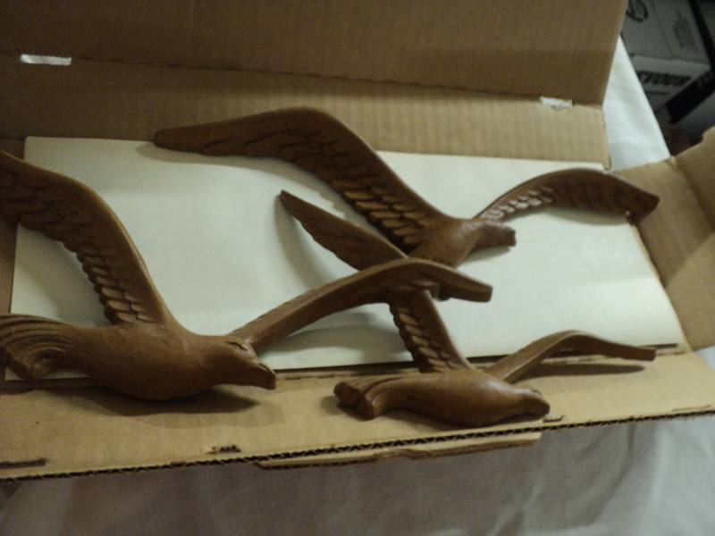 lot 276 image: Homco set of Birds to hang on walls...