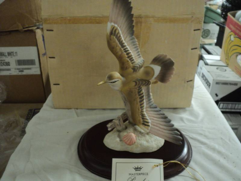 lot 287 image: Homco Porcelain Bird on Base...