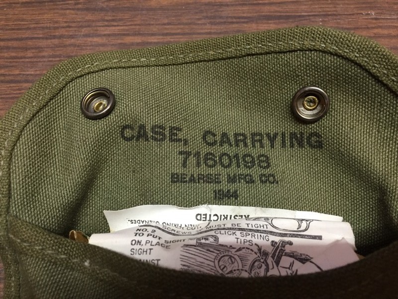 lot 61 image: Military M-1 Grenade Launching Sight & Carry Case (1944)