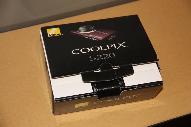 lot 12 image: Nikon CoolPix S220 Camera