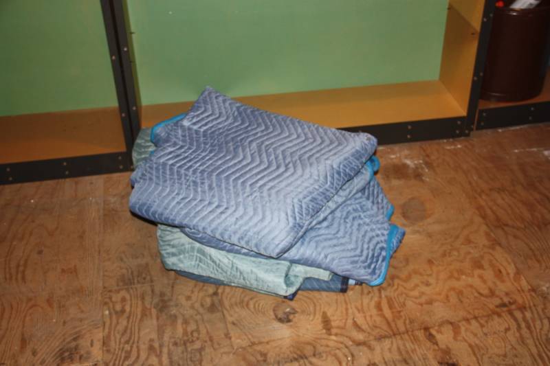 lot 19 image: Heavy Weight Moving Blankets  Lot of 4