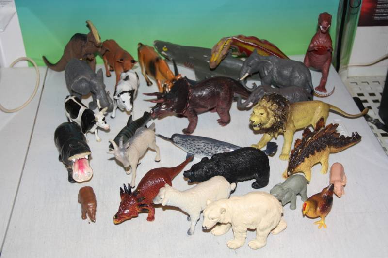 lot 50 image: Lot of Animal Figures Dinosaur Elephant Farm Shark
