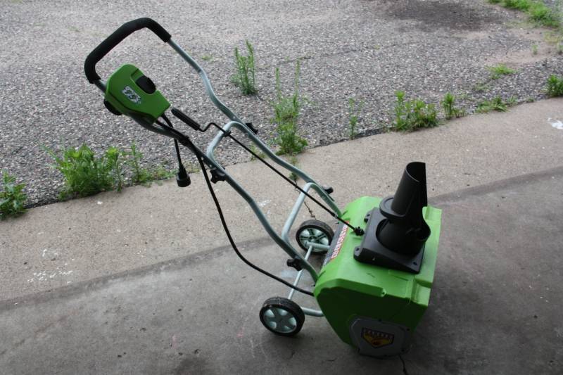 lot 57 image: Ryobi 20 Inch 12 Amp Corded Electric Snow Blower