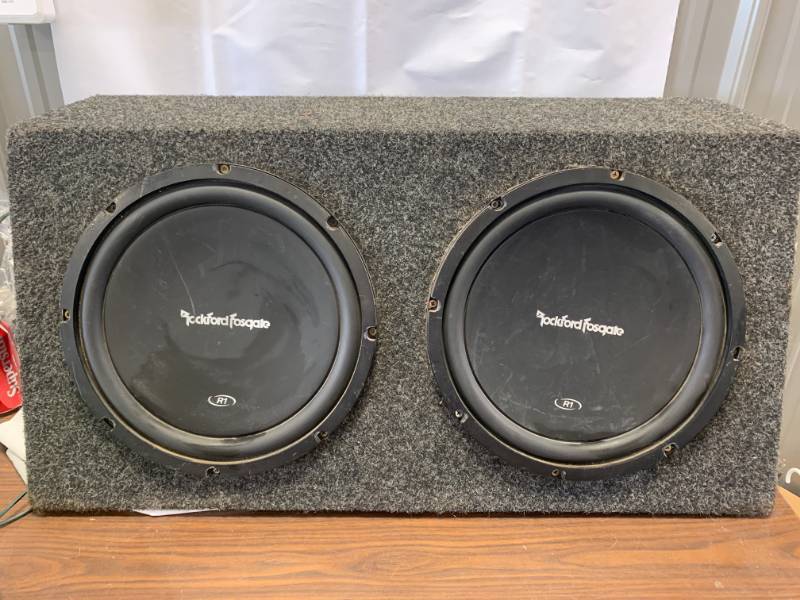 lot 2 image: Rockford Fosgate R1 Subwoofer w 1000 Watt Renegade Amp