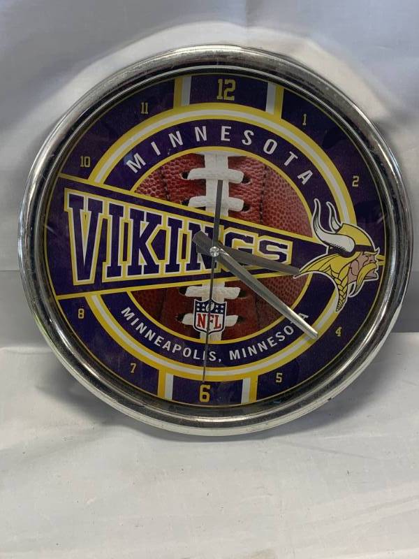 lot 14 image: Minnesota Vikings 11 34 Clock