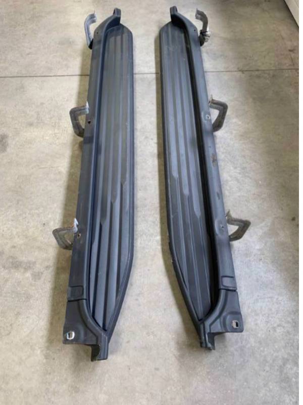 lot 31 image: 2015-17 GM Escalade Yukon Tahoe Running Boards