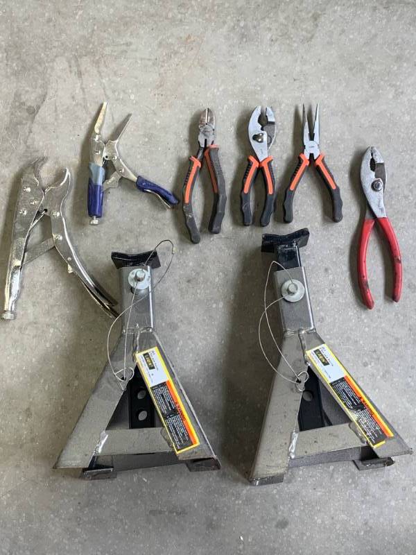 lot 78 image: Lot of Tools & 2 Jacks