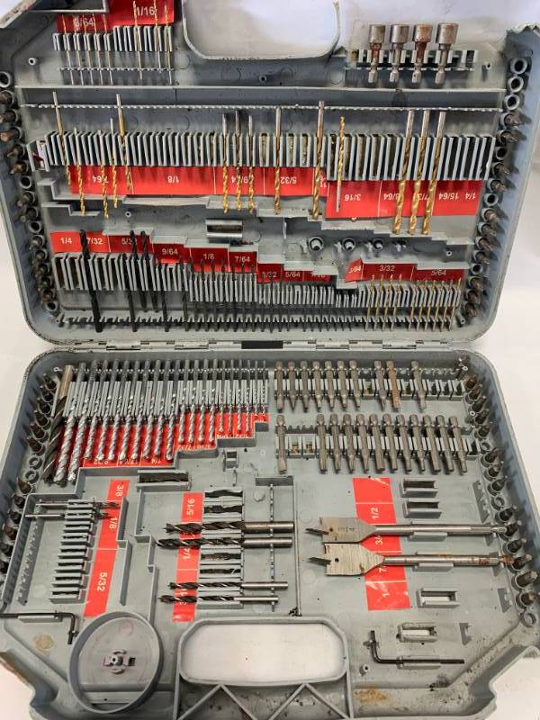lot 7 image: Drill Bits, Nut Driver, Bits