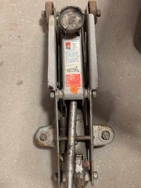 lot 41 image: 2 Ton Hydraulic Floor Jack