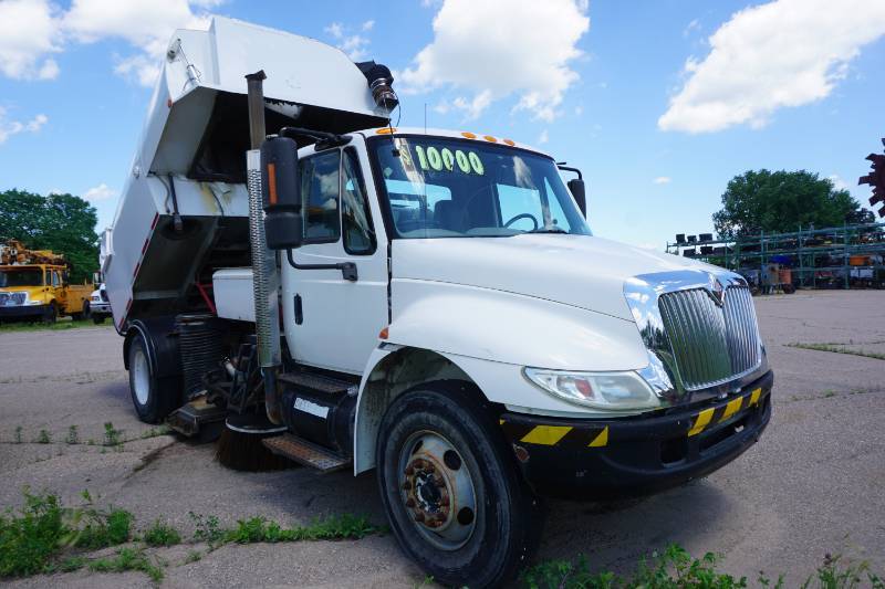 lot 4 image: 2003 International 4300 Commercial Street Sweeping Truck