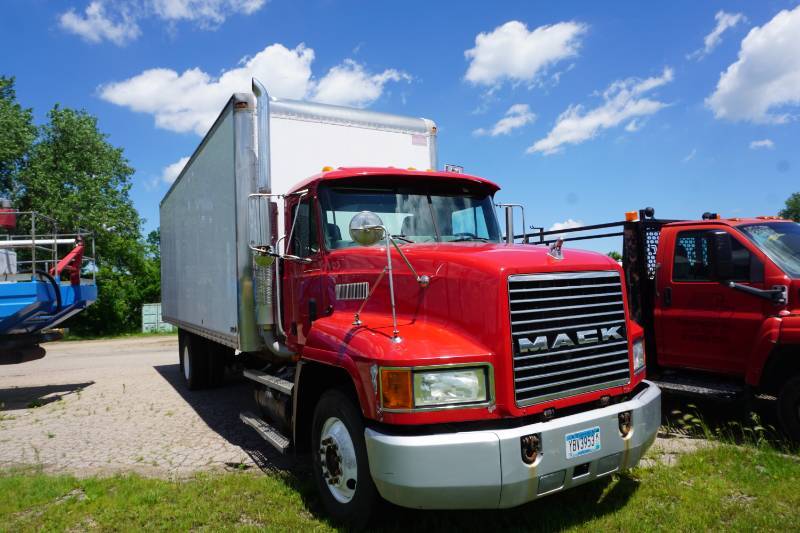 lot 1 image: 1998 Mack CH600 26 Box Truck