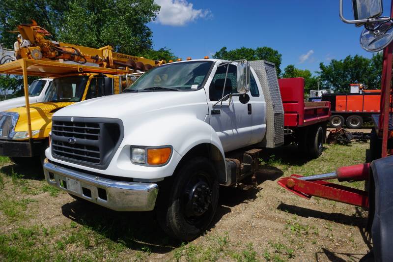 lot 3 image: 2000 Ford F-650 XLT Super Duty Extended Cab Dump Truck