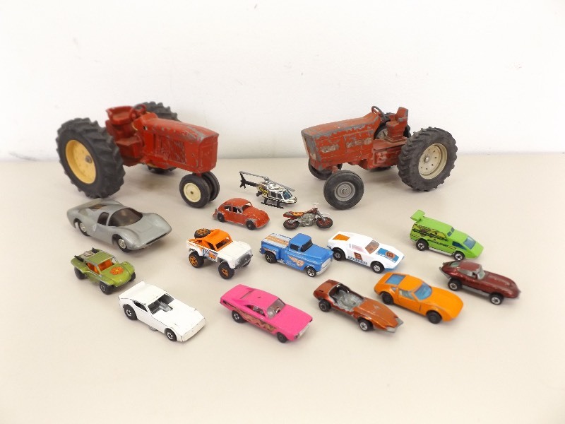 lot 9 image: Lit of Vintage Ertl, Matchbox, Hot Wheels, etc. Cars, Tractors, etc.