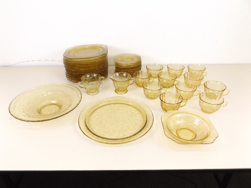 lot 13 image: Vintage 40 Piece Yellow Glass Madrid Set