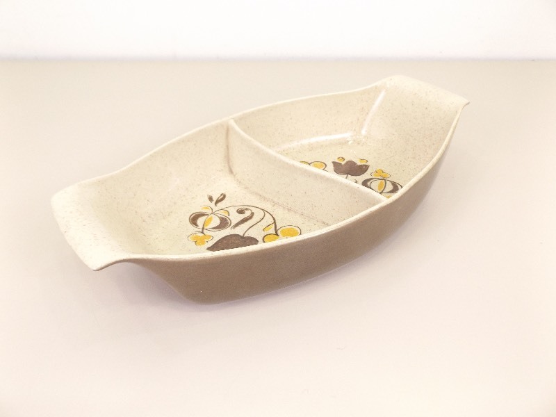lot 28 image: Vintage Red Wing 12 Divided Dish