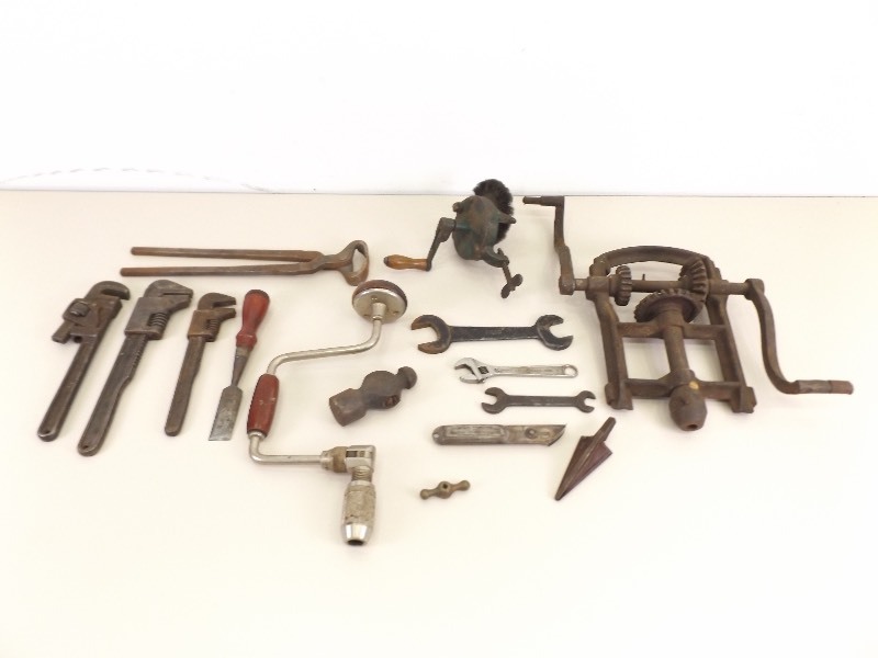 lot 53 image: Large Lot of Vintage Tools