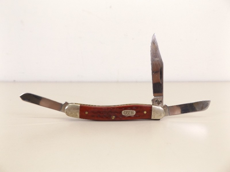 lot 57 image: 1960s Case XX 6318 Stockman 3 Blade Red Bone Knife