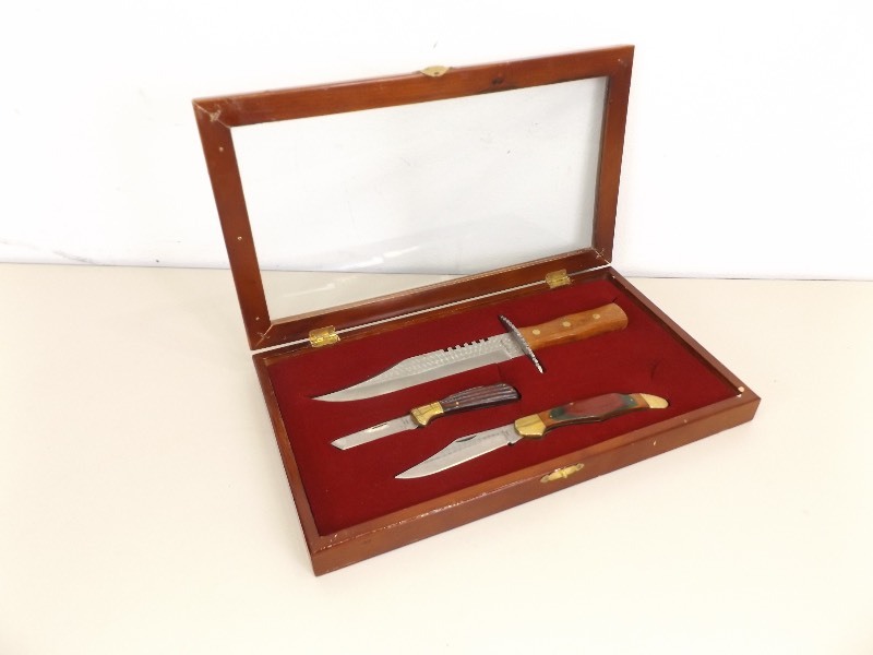 lot 58 image: NEW 3 Knife Set in Wood Display Case