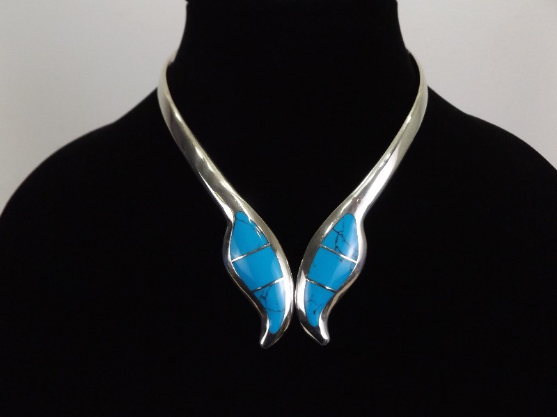 lot 70 image: .950 Sterling Silver Zuni Native Queen Spring Hinged Omega Necklace