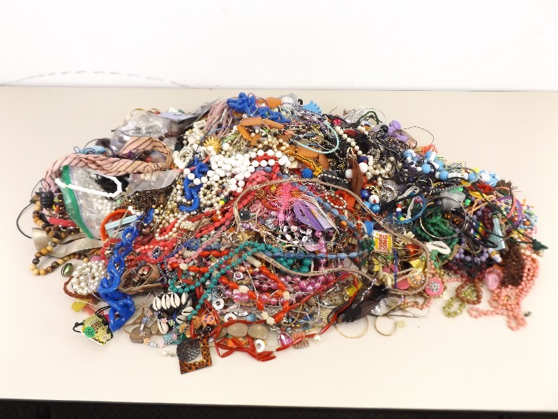 lot 78 image: 28 Pounds of Broken Costume Jewelry for Beading and Jewelry Making