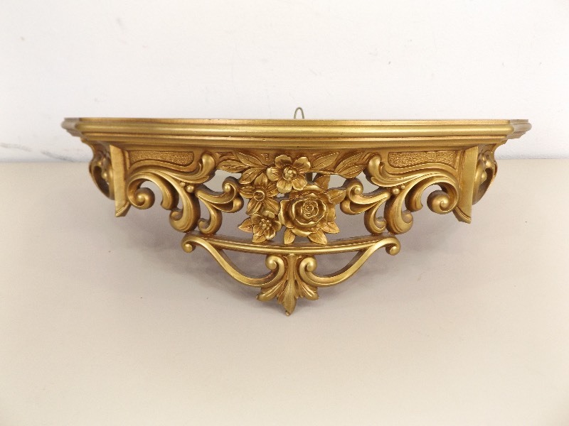 lot 85 image: Vintage Syroco Sconce and Platform Wall Set
