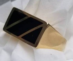 lot 33 image: Mens 14K gold and Onyx Ring, Size 10.5